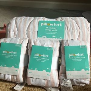 BRAND NEW Pillowfort pink/white queen/full comforter with 3 shams